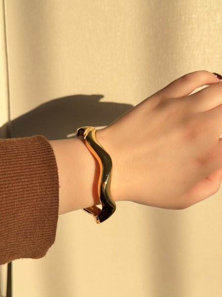 اسوارة مموجة <br> <span class='text-color-warm'>سيتوفر قريبا❤️</span>